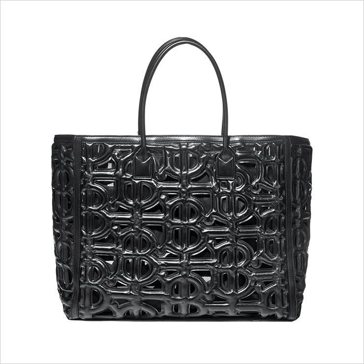 입체적 패턴의 레더 쇼퍼백은 가격 미정, Burberry.