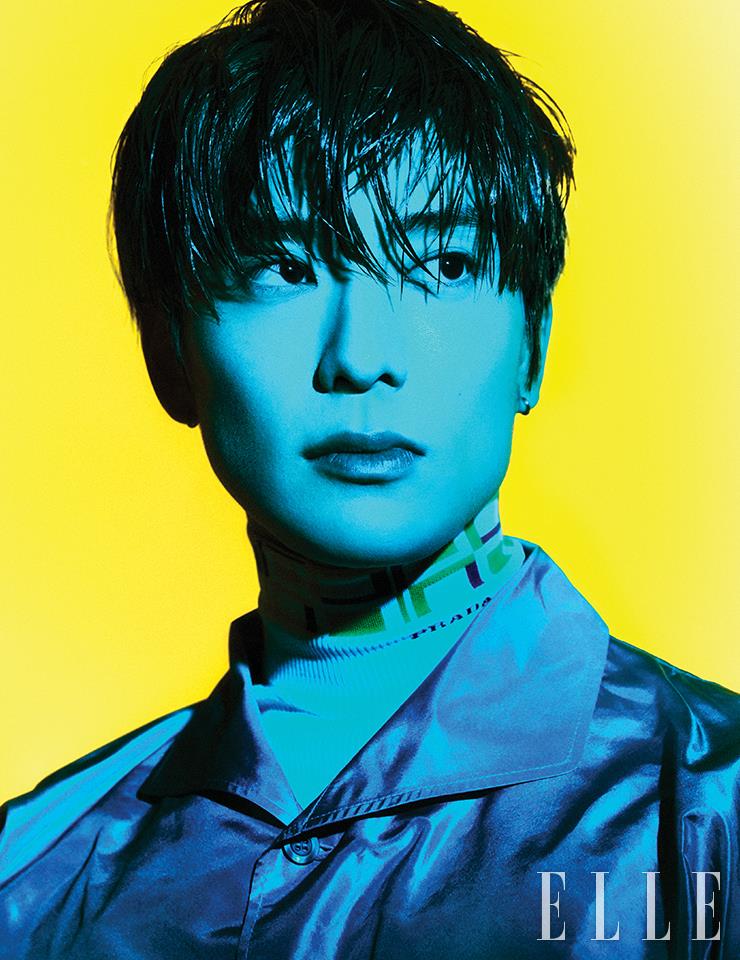 블루 실크 셔츠와 기하학 패턴의 폴로 톱은 모두 Prada.