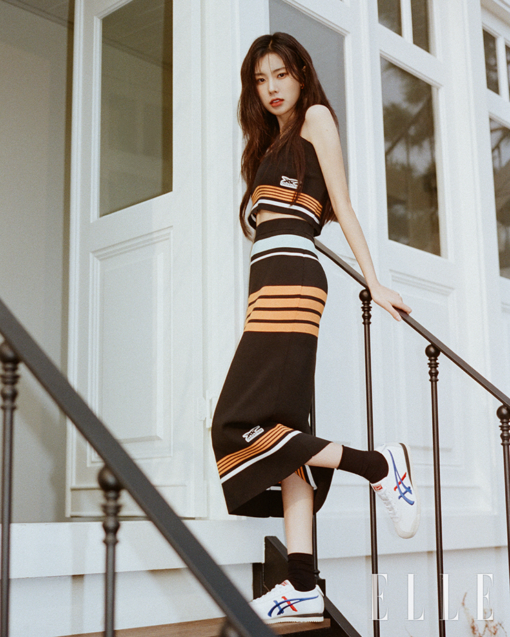 매끄러운 가죽을 사용한 것은 물론 대조적인 색의 스트라이프가 포인트인 LIMBER UP NM은 Onitsuka Tiger. 톱과 스커트 모두 Onitsuka Tiger. 삭스는 스타일리스트 소장품.