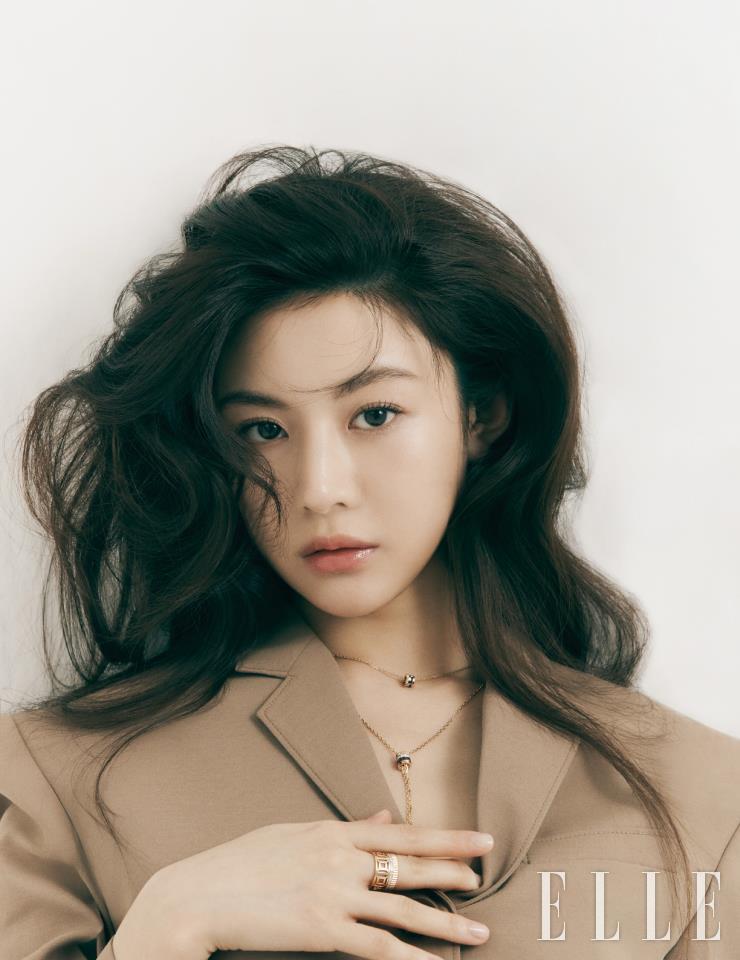 옐로, 화이트, 핑크골드와 체스트넛 컬러의 PVD 소재, 다이아몬드를 세팅한 콰트로 클래식 XS 펜던트 네크리스와 레이어드한 스몰 사이즈의 콰트로 클래식 타이 네크리스, 33개의 다이아몬드를 세팅한 콰트로 레디언트 다이아몬드 오픈워크 링은 모두 Boucheron. 재킷은 Recto. 