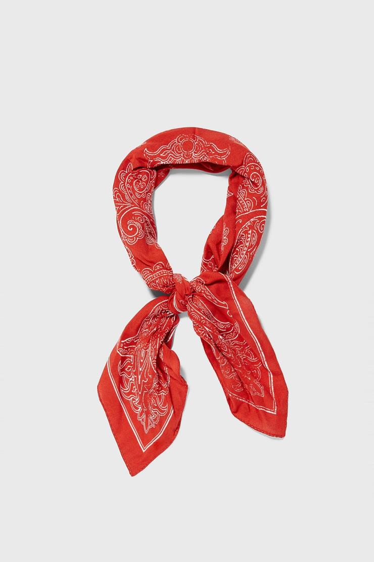 에스닉 무드의 반다나는 1만1천원, Zara.