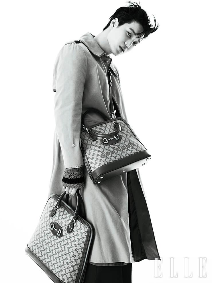 견장 디테일의 트렌치코트와 니트 톱, 블랙 팬츠, 레터링이 가미된 크로스백과 GG 로고 장식 1955 홀스빗 백은 모두 Gucci.