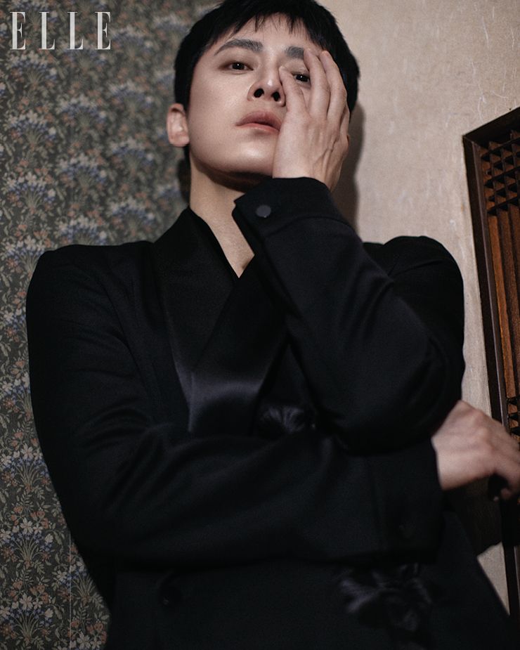 재킷은 Emporio Armani.