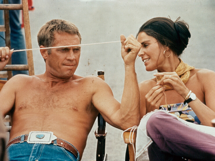 러브 브레이슬렛을 즐겨 착용했던 알리 맥그로와 스티브 매퀸.