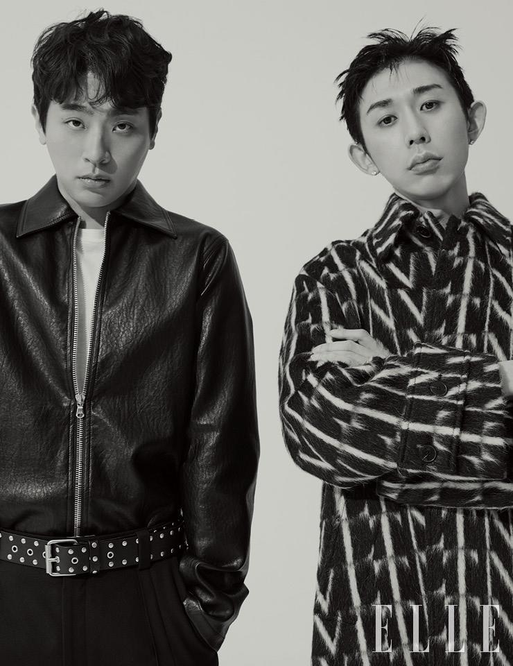 박정민이 입은 블루종은 Séfr by Matchesfashion. 화이트 톱은 Tom Ford. 와이드 팬츠는 Wooyoungmi. 스터드 장식의 벨트는 Dries Van Noten. 코드 쿤스트가 입은 로고 패턴 코트는 Valentino. 이어링은 본인 소장품. 