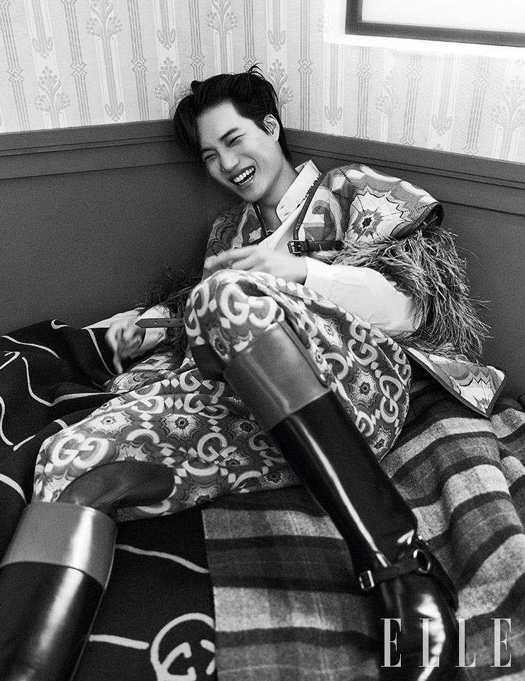 현란한 패턴의 베스트와 팬츠, 깃털 재킷, 셔츠, 승마 부츠, 스트라이프 블랭킷은 모두 Gucci.