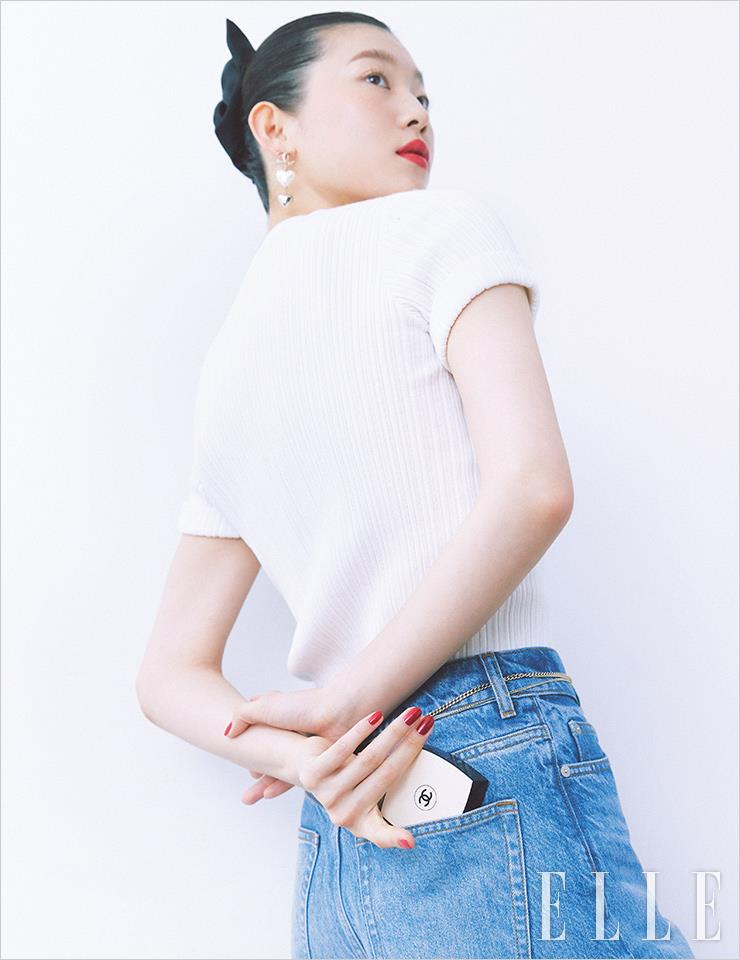 화이트 톱과 이어링, 진주 체인 벨트는 모두 Chanel. 데님 팬츠는 Arket. 리본 헤어핀은 Elizabeth Moment.