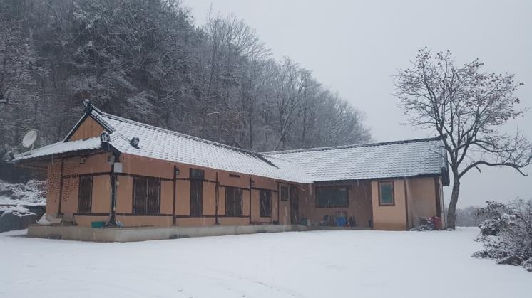 별동산달빛아래