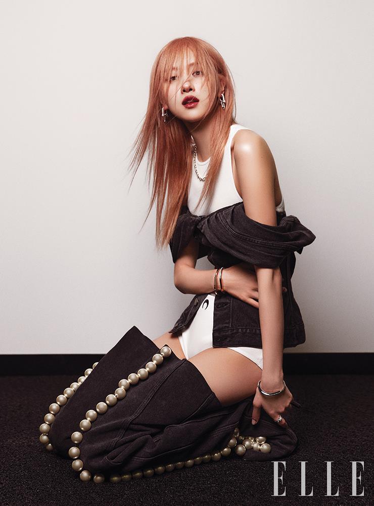유니크한 링크 디자인이 돋보이는 18K 화이트골드에 파베 다이아몬드를 세팅한 ‘티파니 하드웨어 링크 이어링’, 스털링 실버 ‘티파니 하드웨어 스몰 링크 네크리스’, 18K 로즈골드 ‘티파니 락 뱅글’, 18K 로즈골드와 라운드 브릴리언트 컷 다이아몬드를 세팅한 화이트골드 조합의 ‘티파니 락 하프 파베 다이아몬드 뱅글’, 라운드 브릴리언트 컷 다이아몬드로 부분 포인트를 준 18K 화이트골드 ‘티파니 락 다이아몬드 엑센트 뱅글’, 매듭으로 연결한 듯한 디자인의 ‘티파니 노트 더블 로우 다이아몬드 링’은 모두 Tiffany & Co. 화이트 슬리브리스 톱은 Orseund Iris. 데님 튜브 톱과 롱부츠는 Kimhekim. 화이트 팬츠는 스타일리스트 소장품.