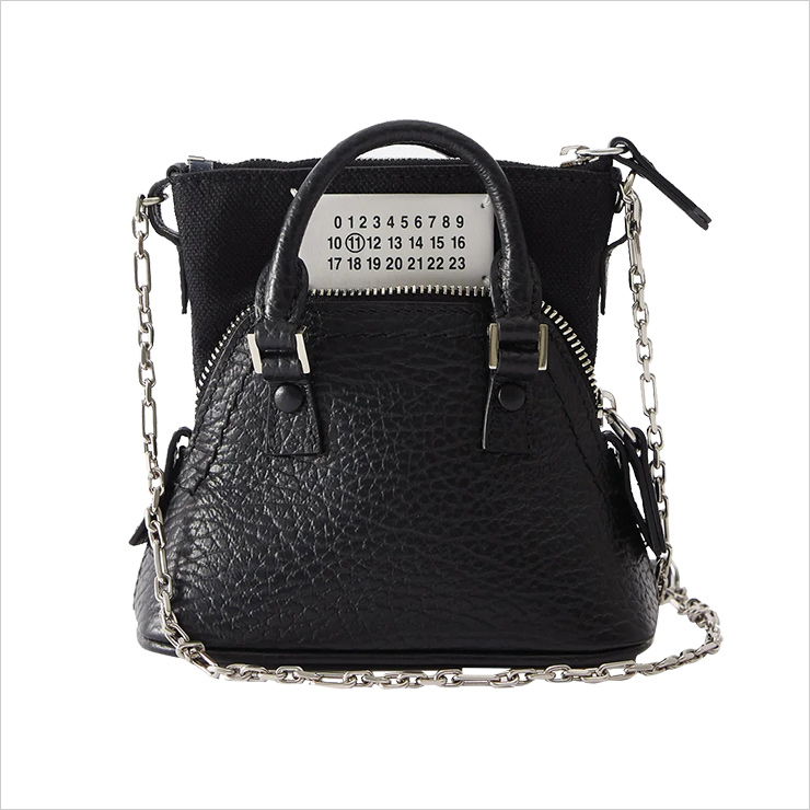로고 라벨로 브랜드 아이덴티티를 살린 백은 1백43만원대, Maison Margiela by Matchesfashion.