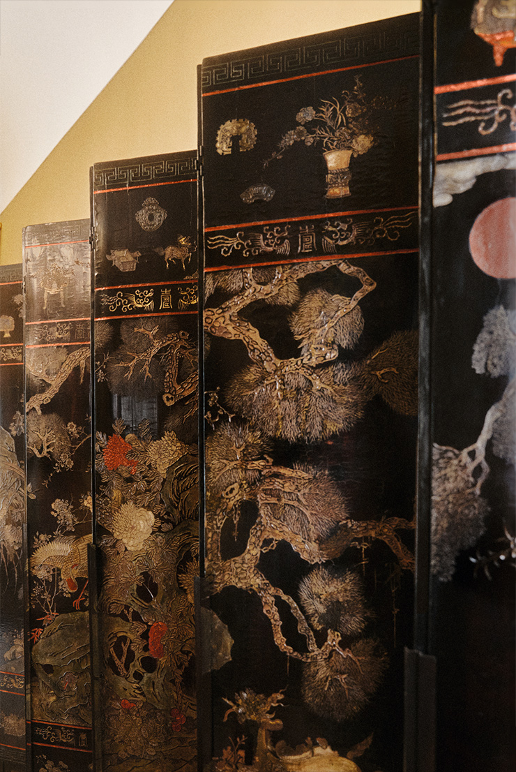 가브리엘 샤넬의 아파트 벽면을 장식한 병풍에서 영감을 받은 딥 레드 브라운 컬러의 ‘31 LE ROUGE’ 루쥬 꼬로망델.