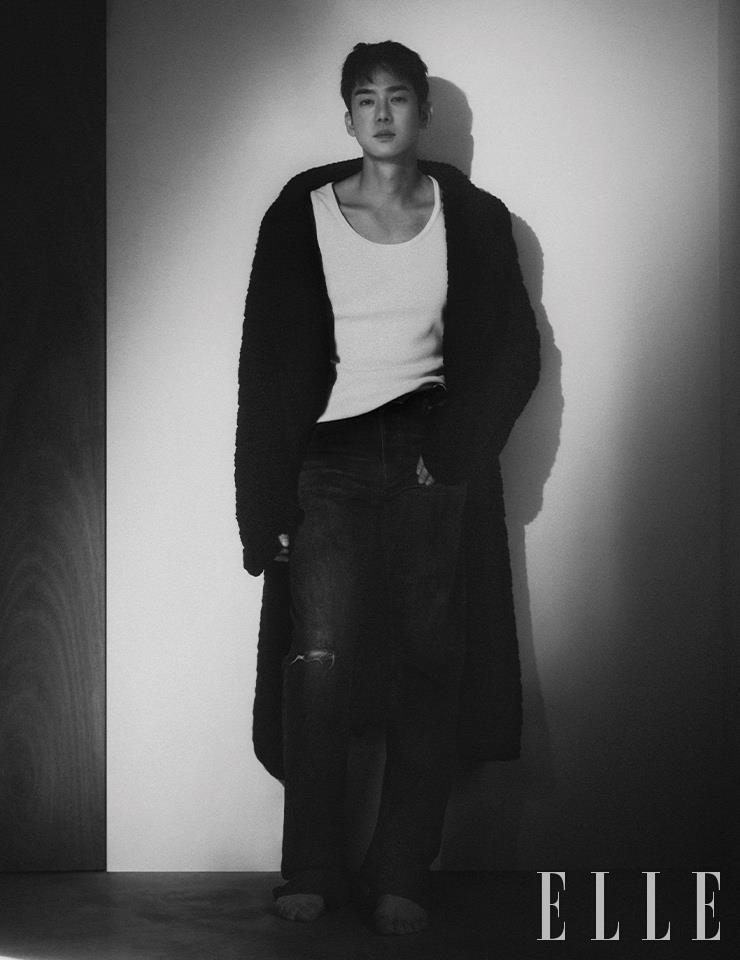 카디건은 Kimseoryong. 팬츠는 Loewe.