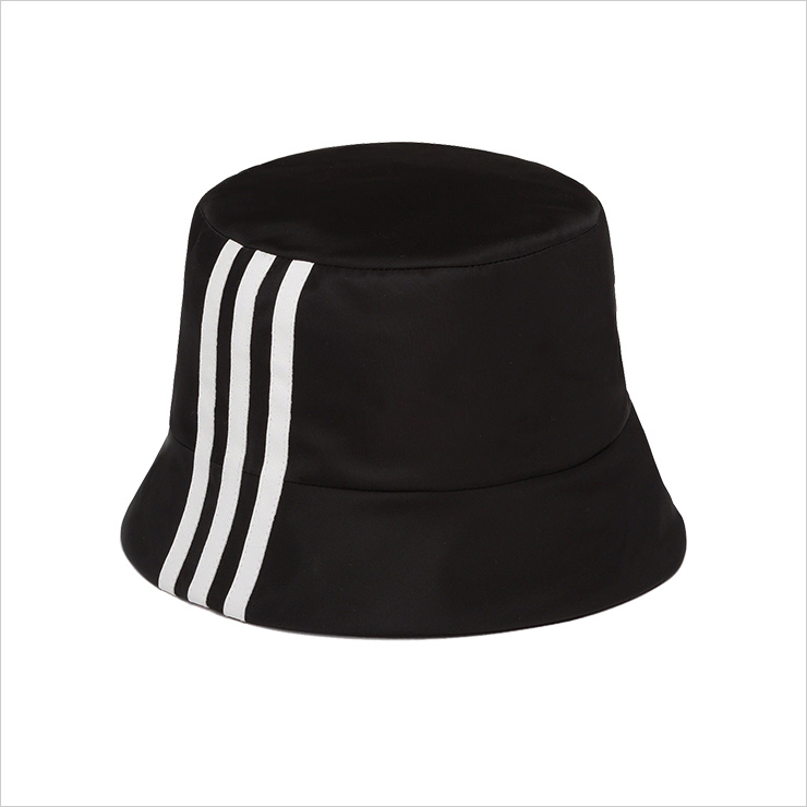 상징적인 세 개의 라인을 더한 리나일론 버킷 햇은 63만원, Adidas x Prada.