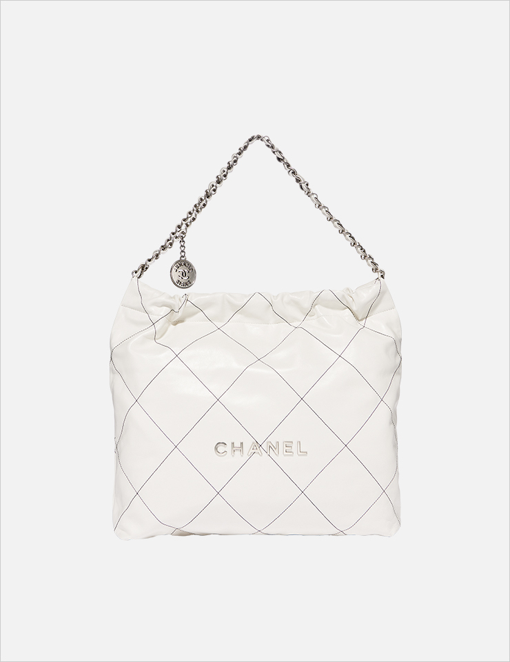 클래식한 퀼팅 디자인의 오버사이즈 파우치 백은 가격 미정, Chanel.