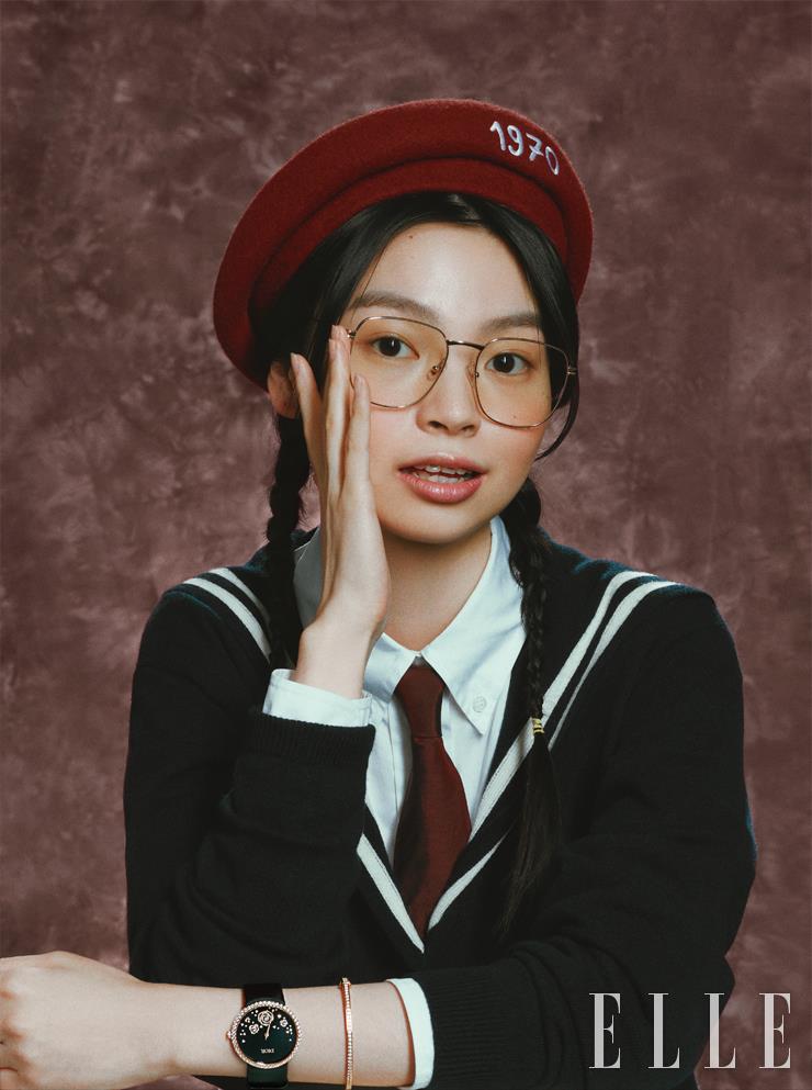 오닉스 다이얼에 장미 모티프를 더한 ‘라 디 드 디올 로즈 쿠튀르’ 워치는 가격 미정, Dior Timepiece. 다이아몬드를 세팅한 옐로골드 브레이슬릿은 가격 미정, Tasaki. 세일러 칼라 카디건과 화이트 셔츠는 가격 미정, 모두 Miu Miu. 버건디 컬러 타이는 20만원대, 베레는 30만원대, 모두 Kenzo. 안경은 26만원, Gentle Monster.