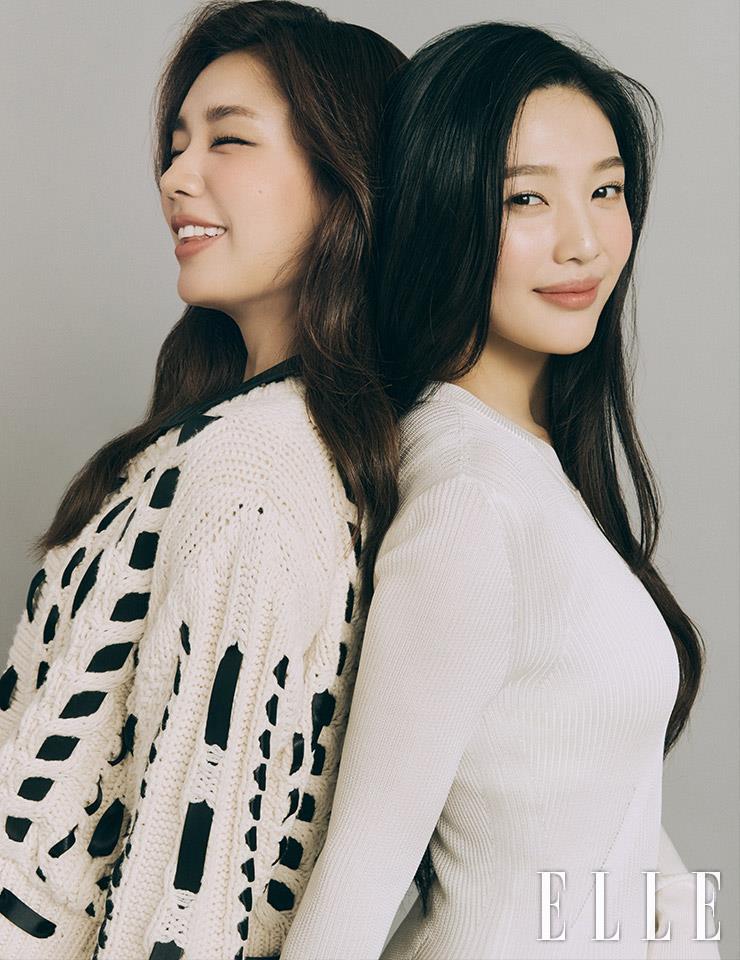 은진이 입은 니트 톱은 Ports 1961. 수영이 입은 화이트 니트 드레스는 Alexander Mcqueen.