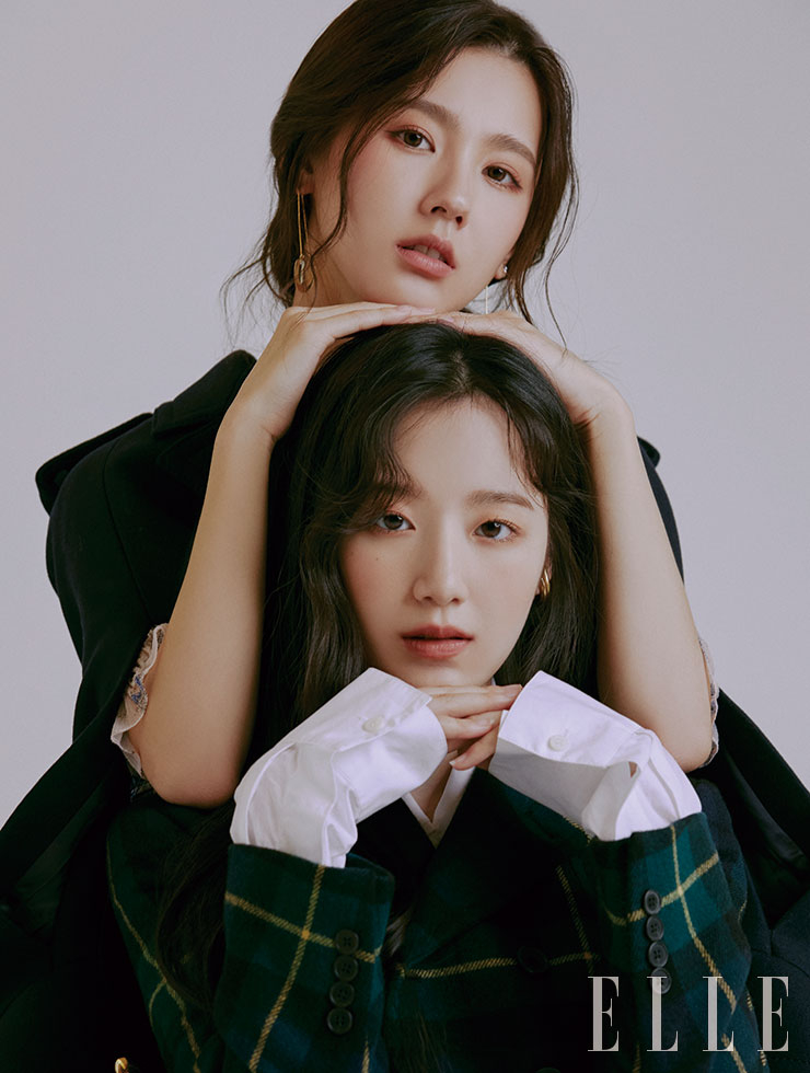 미연이 입은 블라우스와 케이프 코트는 모두 Miu Miu. 이어링은 Monday Edition. 슈화가 입은 체크 재킷은 Polo Ralph Lauren. 화이트 셔츠는 COS. 이어 커프는 Portrait Report.