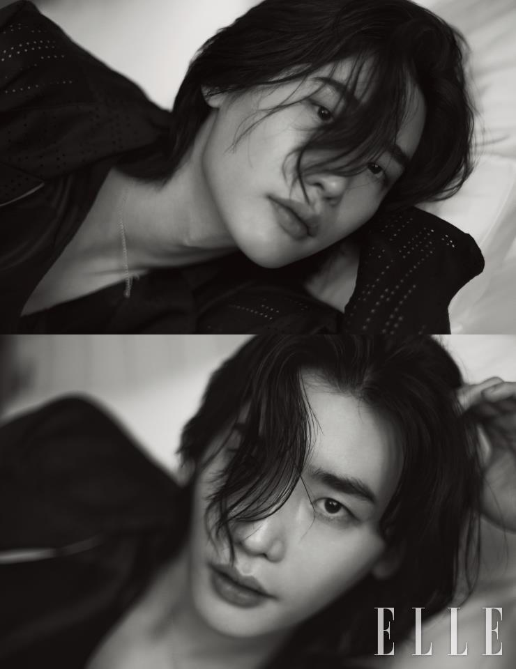 펀칭 디테일의 블랙 재킷과 이너 웨어로 입은 톱은 모두 Emporio Armani.