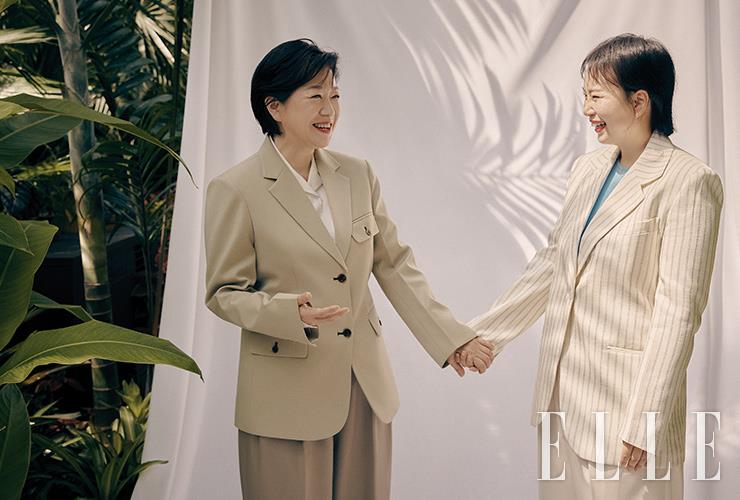 이유미가 입은 재킷은 Welover. 화이트 셔츠는 Coivant.팬츠는 스타일리스트 소장품. 이소영이 입은 재킷은 Sandro. 니트 톱은 Lamerei. 팬츠와 네크리스는 스타일리스트 소장품.