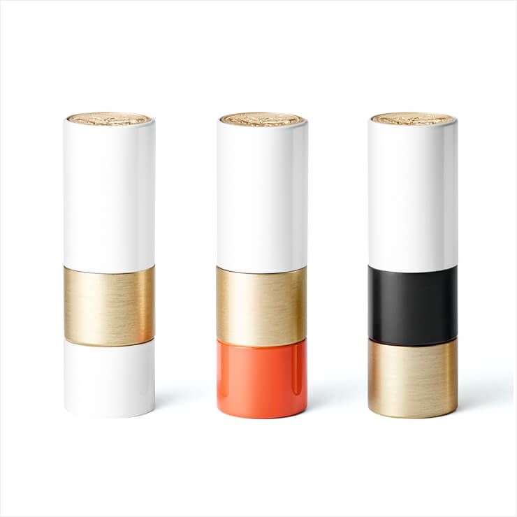 보습 효과가 탁월한 립 케어 밤, 입술에 자연스러운 펄 광채를 선사하는 포피 립 샤인 그리고 립스틱. 각 8만8천원, 모두 Hermes. 