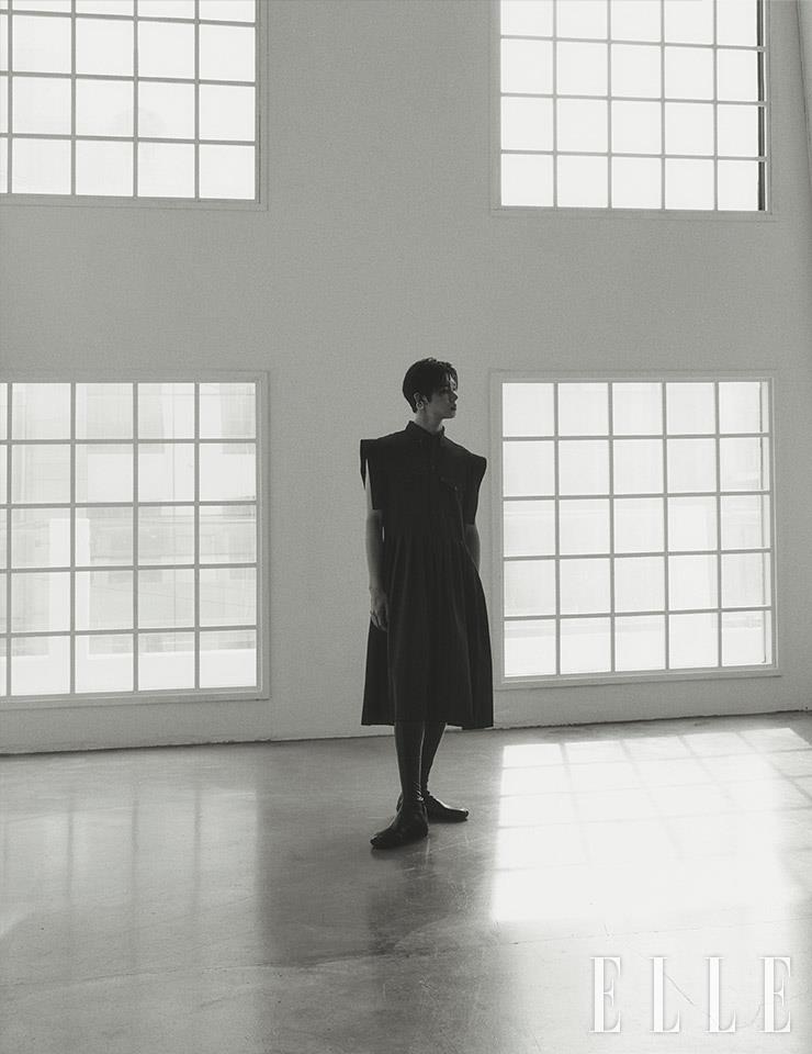 원피스와 롱부츠는 모두 Burberry. 이어 커프와 팔찌는 모두 Portrait Report.