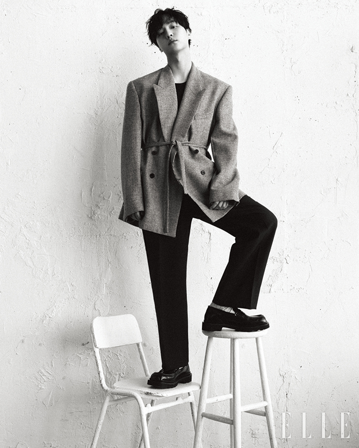 재킷은 Dries Van Noten. 슬리브리스는 Ami. 팬츠는 Recto. 로퍼는 Dolce & Gabbana.
