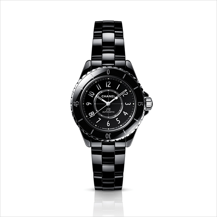 J12 컬렉션 중 처음으로 지름 33mm 케이스에 기계식 무브먼트를 적용한 ‘J12 칼리버 12.2 33mm’.