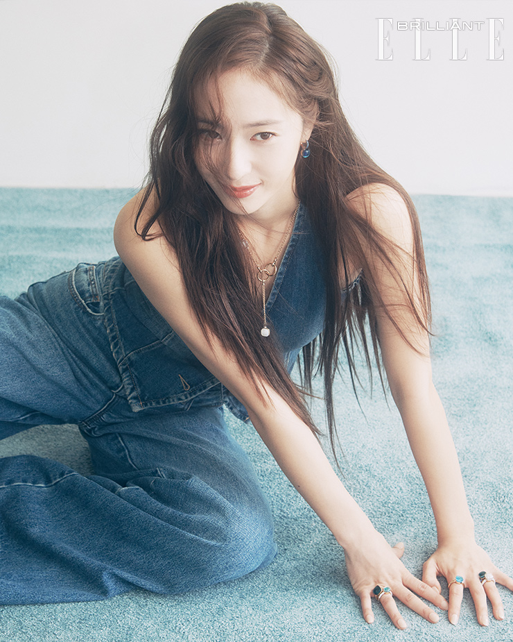  런던 블루 토파즈와 라피스 라줄리에 사파이어를 파베 세팅한 ‘누도 클래식’ 이어링, 화이트 토파즈 펜던트의 ‘누도’ 네크리스, 오른손 약지에 레이어드한 런던 블루 토파즈 세팅의 ‘누도 맥시’ 링, 하늘색 토파즈와 다이아몬드로 완성한 ‘누도 쁘띠’ 링, 왼손 검지에 착용한 블루 토파즈 장식의 ‘누도 클래식’ 링, 약지에 레이어드한 런던 블루 토파즈와 라피스 라줄리에 사파이어를 파베 세팅한 ‘누도 클래식’ 링, 화이트 골드에 다이아몬드를 더한 ‘누도 솔리테어’ 링은 모두 POMELLATO. 데님 베스트는 MASSIMO DUTTI. 데님 팬츠는 SELF-PORTRAIT.