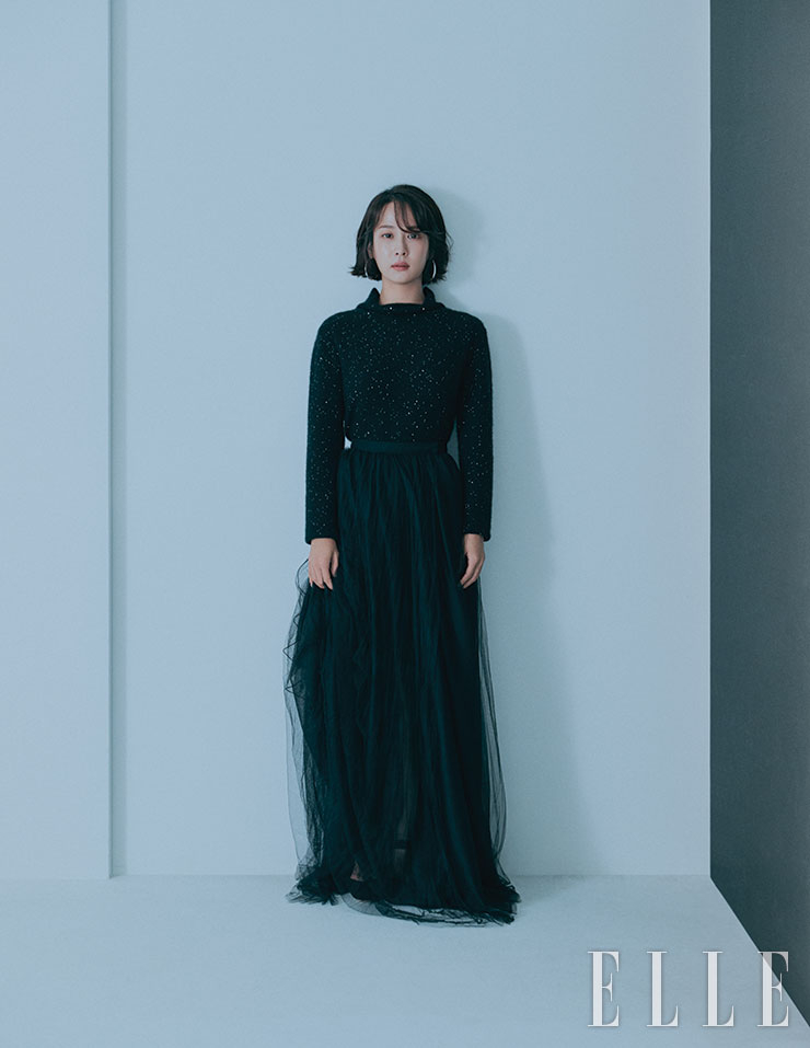 블랙 니트 원피스와 블랙 샤 스커트는 모두 Fabiana Filippi. 실버 후프 이어링은 Original Object.