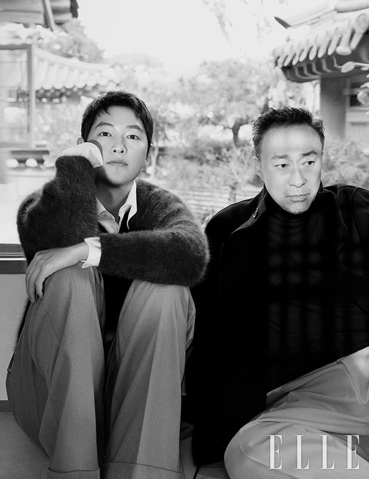 송중기가 입은 모헤어 니트 톱은 Moonsun. 화이트 셔츠는 Our Legacy. 울 팬츠는 Marni by G. Street 494. 이성민이 입은 블랙 터틀넥 톱과 코트, 아이보리 와이드 팬츠는 모두 Zegna.