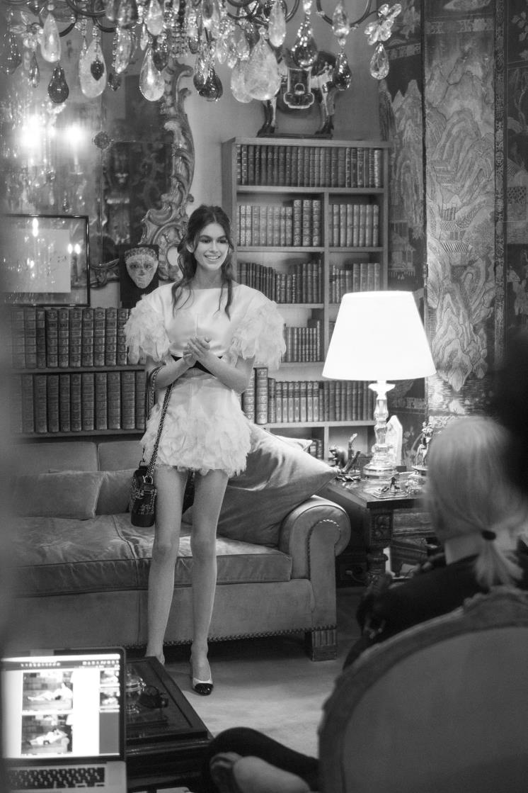 2018년 샤넬의 아파트를 배경으로 캠페인을 촬영한 모델 카이아 거버. 소파 옆 사이드 테이블은 동물 오브제로 꾸며져 있습니다.