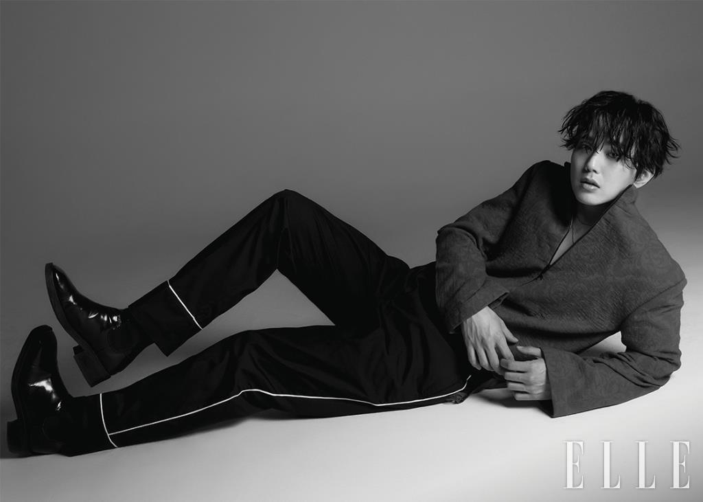 레드 컬러의 하프 집업 톱은 Marine Serre by Mue. 팬츠는 Officine Generale. 블랙 앵클부츠는 Humant. 네크리스는 Xte.