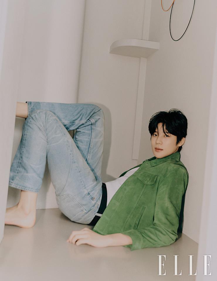 재킷은 Kimseoryong. 슬리브리스는 Bottega Veneta. 데님 팬츠는 Essentials by Mue. 벨트는 Double RL.