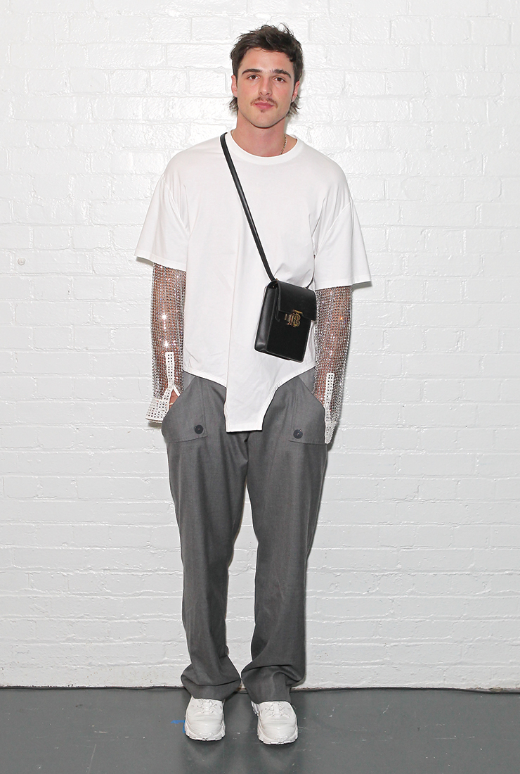 카이아 거버와 달달한 열애 중인 제이콥 엘로디를 버버리 컬렉션에서 포착했다. 심플한 화이트 티셔츠에 메탈 슬리브를 매치해 유니크한 스타일을 완성했다. 