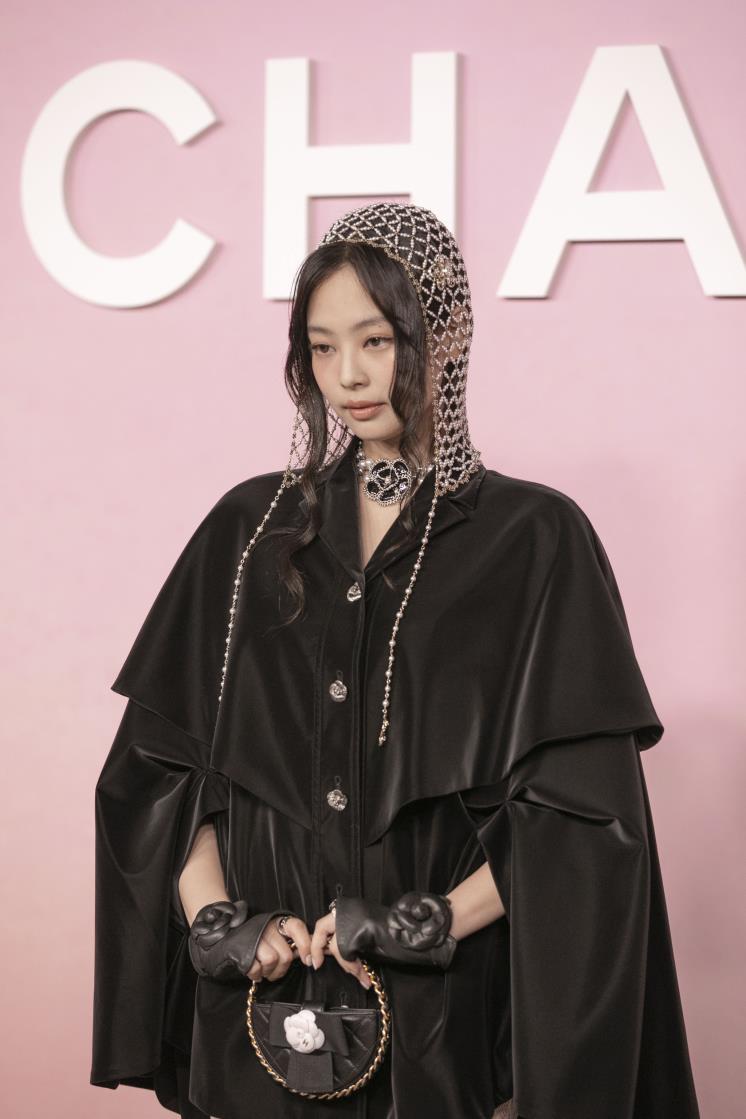 도쿄 샤넬 패션쇼에 참석한 제니가 포토월에서 포즈를 취했다. 