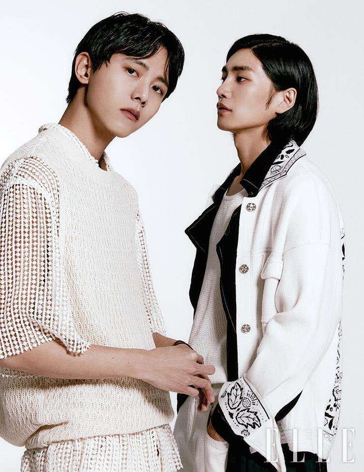 우재가 입은 크로셰 셔츠는 STU. 성글게 짠 니트 베스트는 Lit. 브레이슬렛은 Bulletto. 재영이 입은 화이트 니트 재킷은 Barrie. 이너 웨어로 입은 블랙 시스루 트렌치코트는 Kimseoryong. 화이트 니트 톱은 Boss Men. 화이트 팬츠는 Juun. J.