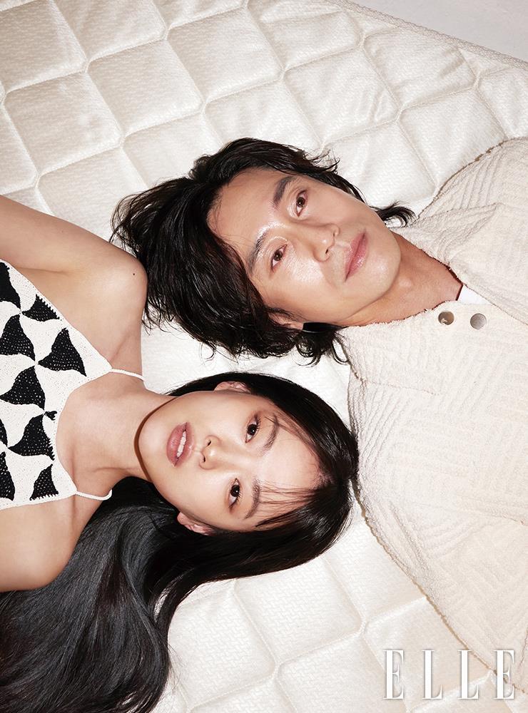 천우희가 입은 원피스는 Bottega Veneta. 신하균이 입은 톱은 Bottega Veneta.