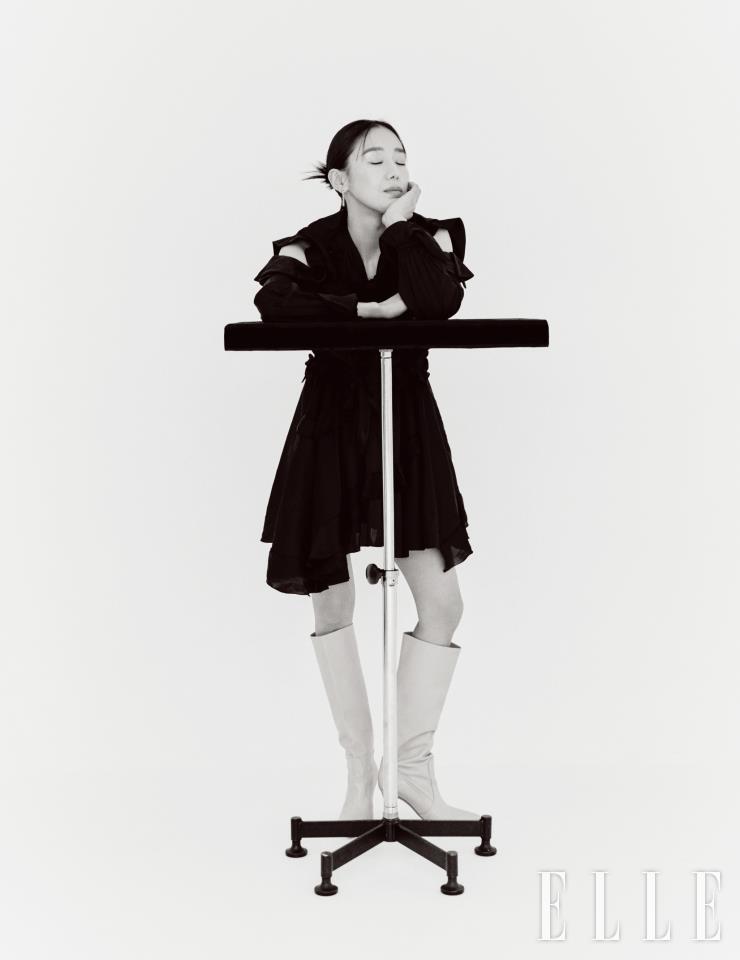  랙 러플 드레스와 이어링은 모두 Off-White&trade;. 부츠는 Gianvito Rossi.