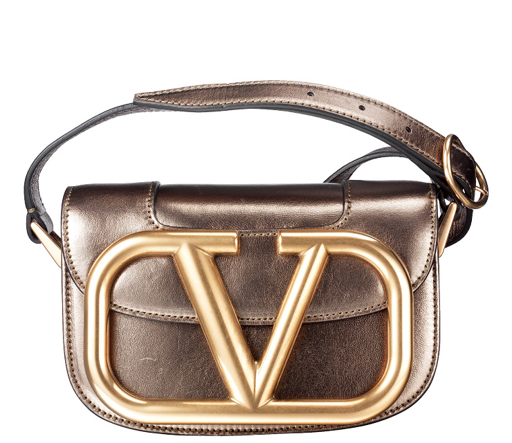 대담한 크기의 로고가 돋보이는 미니 백은 2백64만원, Valentino Garavani.