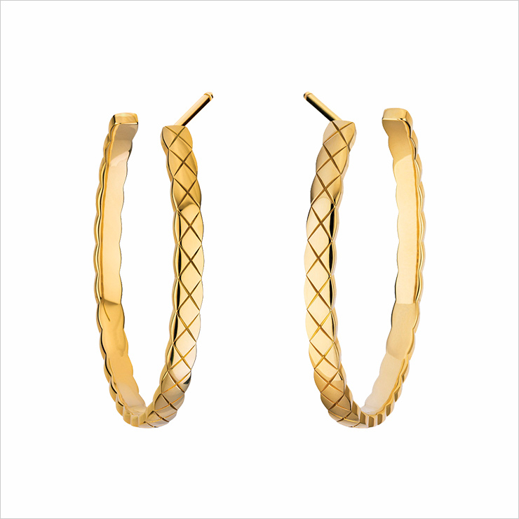 퀼티드 패턴을 새긴 옐로골드 소재의 후프 이어링.
