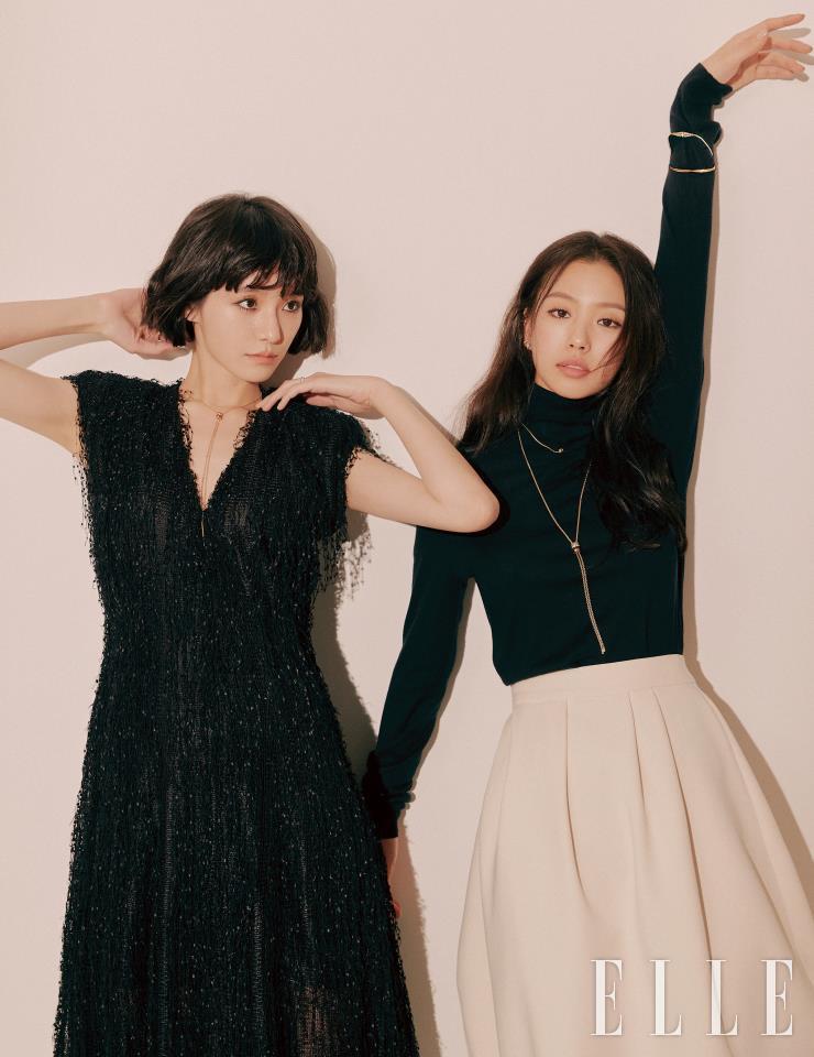 규영이 착용한 다이아몬드와 옐로골드, 레드 하이 세라믹이 결합된 콰트로 레드 타이 네크리스, 옐로골드 더블 고드롱 웨딩 밴드 링, 콰트로 레디언트 옐로골드 웨딩 밴드 링은 모두 Boucheron. 드레스는 H&M Studio. 민시가 착용한 화이트 다이아몬드를 세팅한 옐로골드 콰트로 레디언트 싱글 클립 이어링과 콰트로 클래식 스몰 이어 클립, 콰트로 레디언트 싱글 클립 이어링, 옐로· 화이트· 핑크골드와 브라운 컬러의 PVD, 다이아몬드 세팅의 콰트로 클래식 XS 펜던트 네크리스와 라지 사이즈의 콰트로 클래식 타이 네크리스, 손목에 감아 연출한 옐로골드 다이아몬드 트리플 잭은 모두 Boucheron. 터틀넥과 스커트는 모두 Leha.