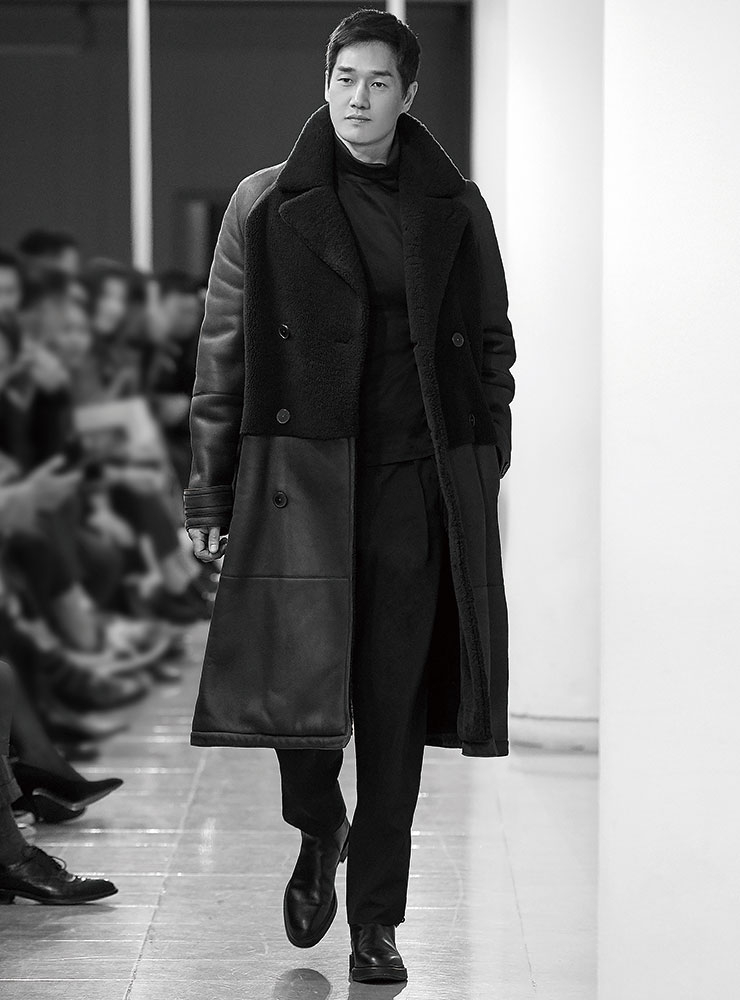 네이비 컬러의 무통 코트와 터틀넥 톱, 팬츠, 첼시 부츠는 모두 Hermès.
