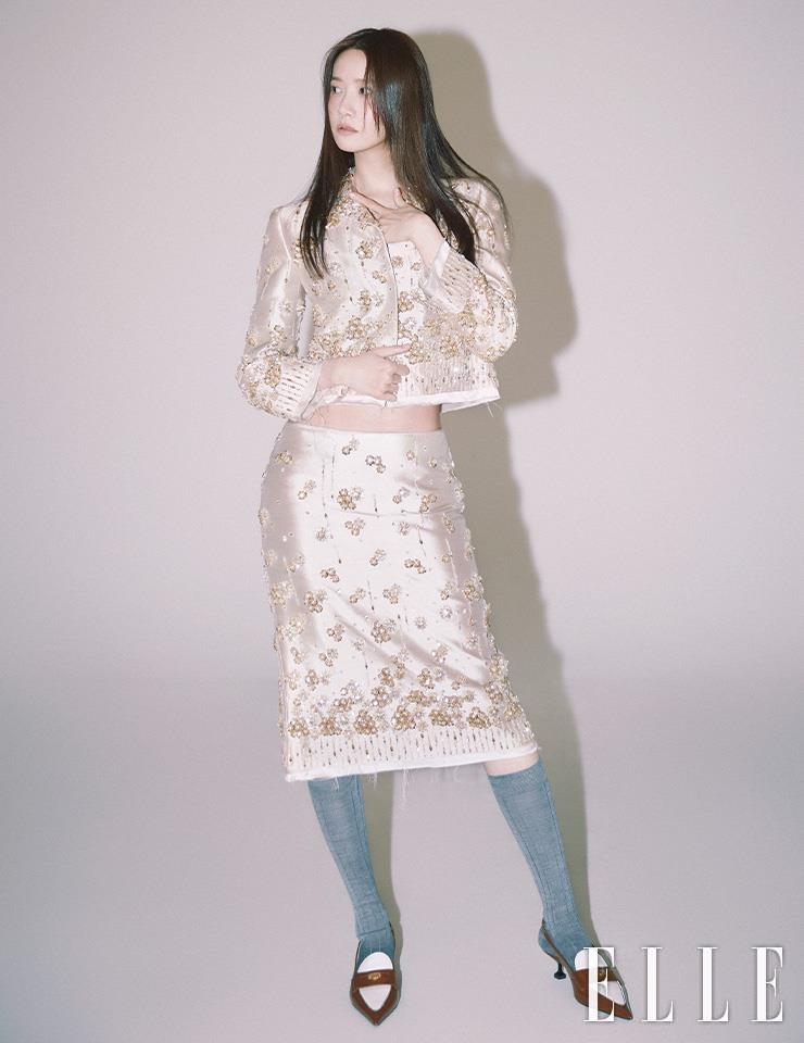 비즈와 크리스털로 장식한 크롭트 재킷과 미디스커트, 그레이 삭스, 슬링백은 모두 Miu Miu.