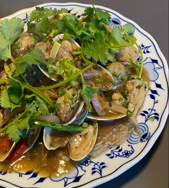 브로콜리 샐러드부터 육회, 구운 누들 요리까지 다국적의 맛이 폭발하는 플레이버 타운의 메뉴들.