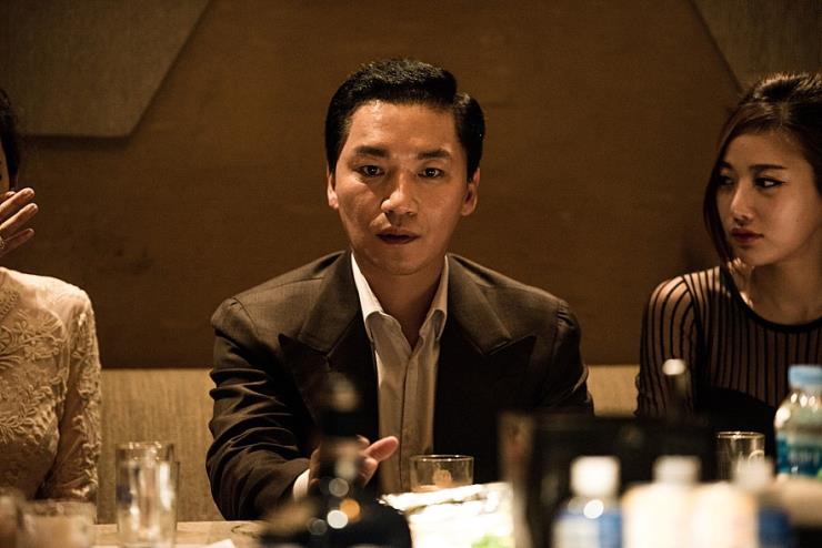 영화 <내부자들> 스틸 중. 영화 속 많은 비즈니스들은 주로 룸살롱을 배경으로 한다