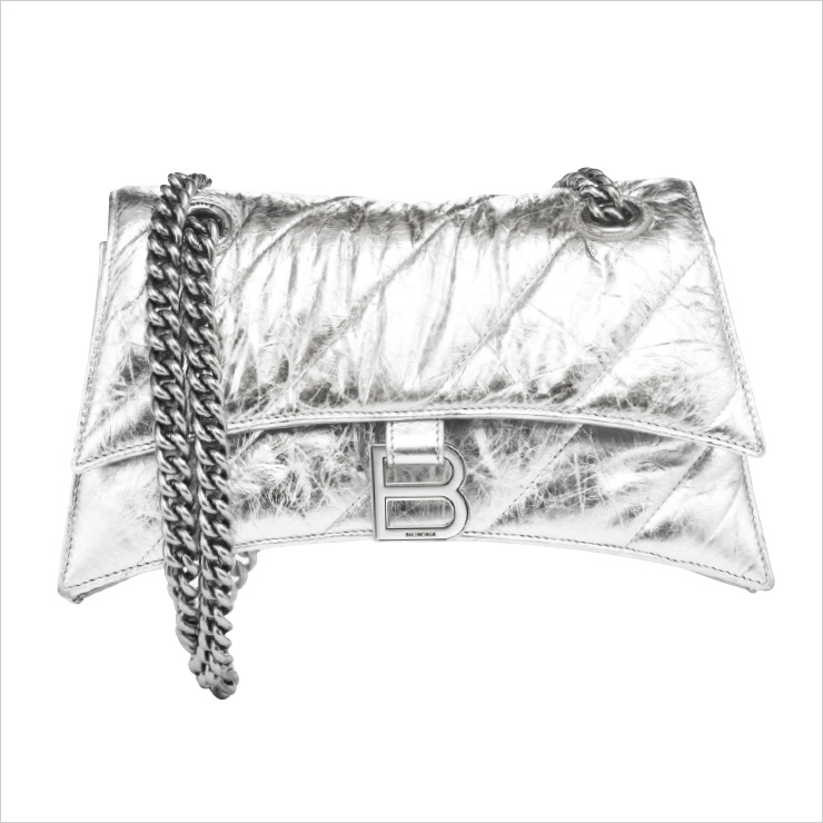메탈릭한 카프스킨 체인 백은 3백66만5천원, Balenciaga.