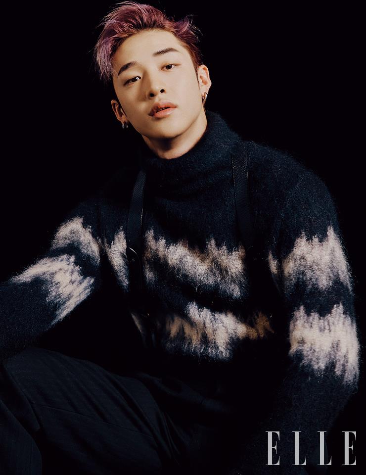 터틀넥 니트와 하이웨이스트 팬츠, 서스펜더는 모두 Saint Laurent by Anthony Vaccarello.