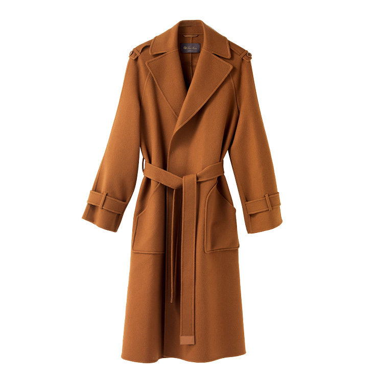 캐시미어 소재의 로브 코트는 8백40만원대, Loro Piana.