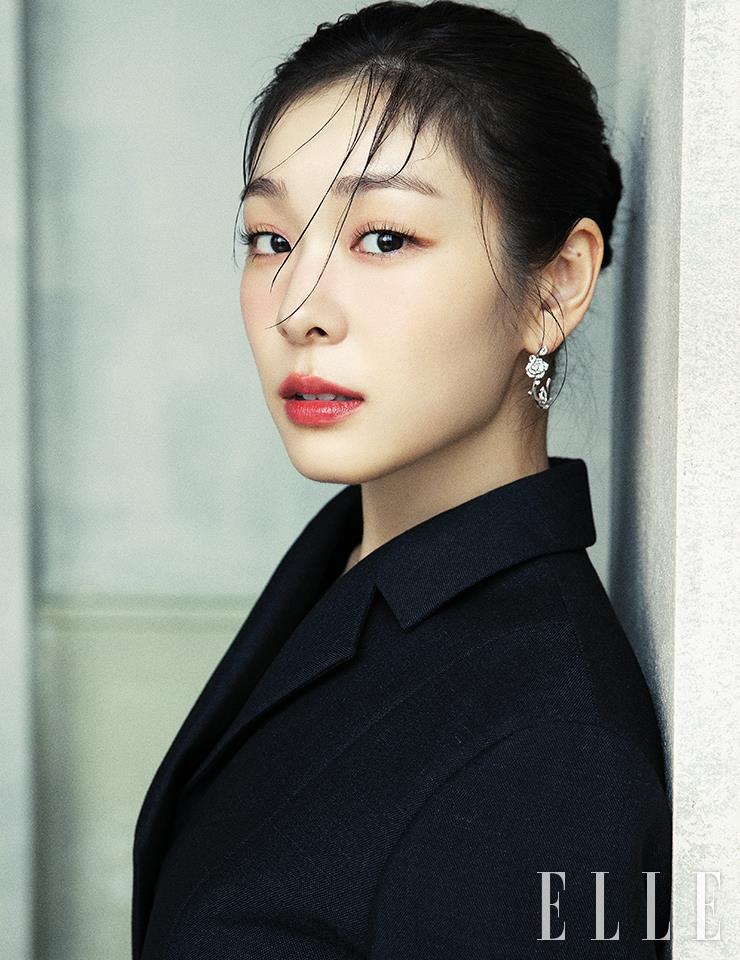 1캐럿 다이아몬드를 세팅한 화이트골드의 ‘로즈 디올 바가텔’ 후프 이어링은 Dior Joaillerie. 블랙 모헤어 재킷은 Dior.