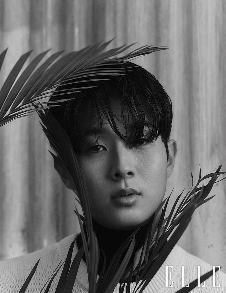 화이트 니트 톱은 Louis Vuitton Men’s Collection.